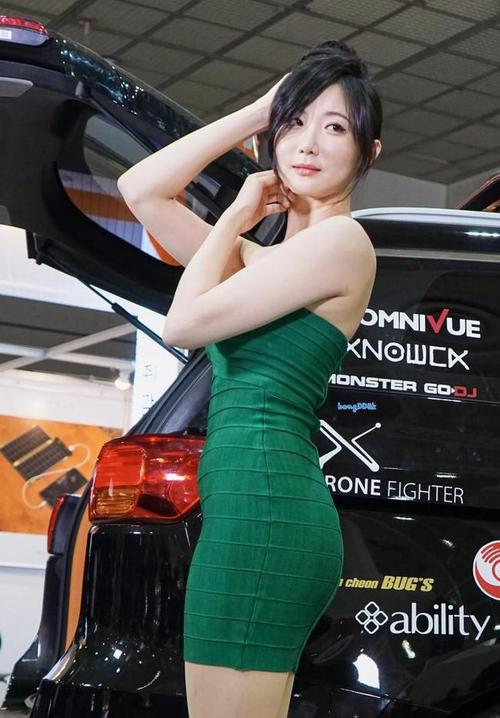 亚洲熟伦熟专区：诱人熟女美女写真，展现完美身材