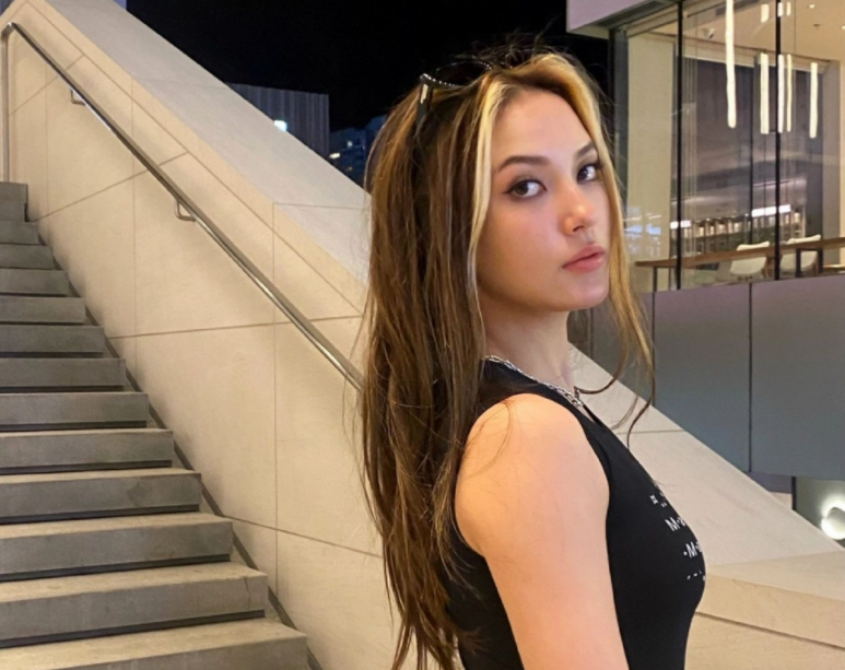 谷爱凌骑马运动风，6块腹肌惊艳亮相