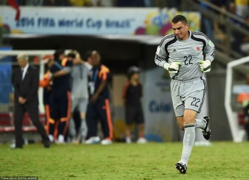 蒙德拉贡：揭秘世界杯历史上最年长门将的辉煌与低谷