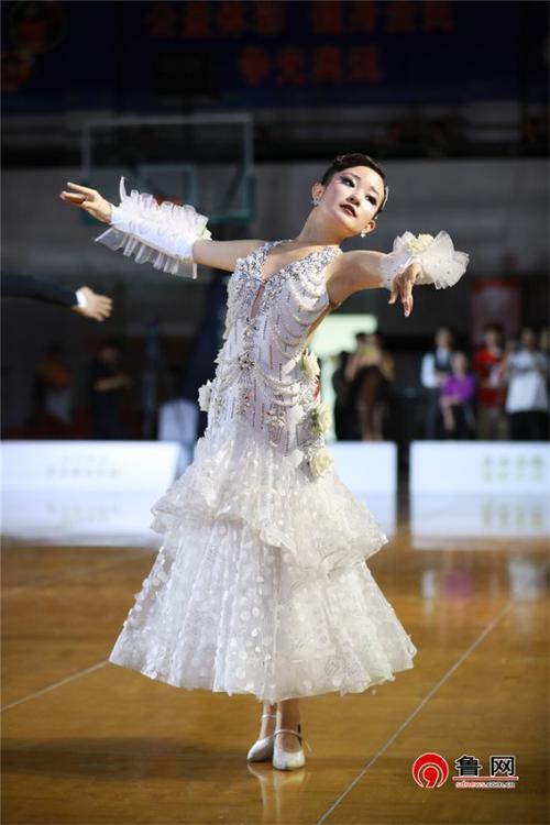 草裙舞在梦想世界中：舞蹈比赛与团体竞技的精彩