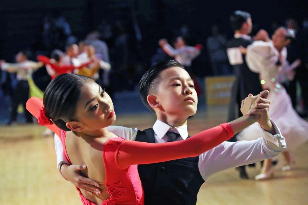 草裙舞在梦想世界中：舞蹈比赛与团体竞技的精彩