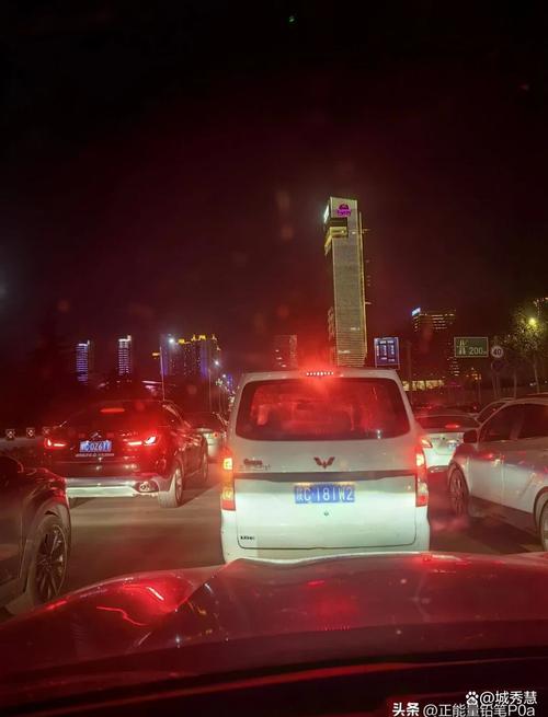 西安高速公路堵车 乘客们下车尬起舞，堵车堵出新乐趣了吗？