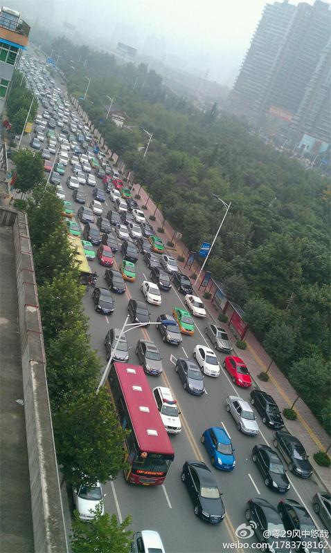 西安高速公路堵车 乘客们下车尬起舞，堵车堵出新乐趣了吗？