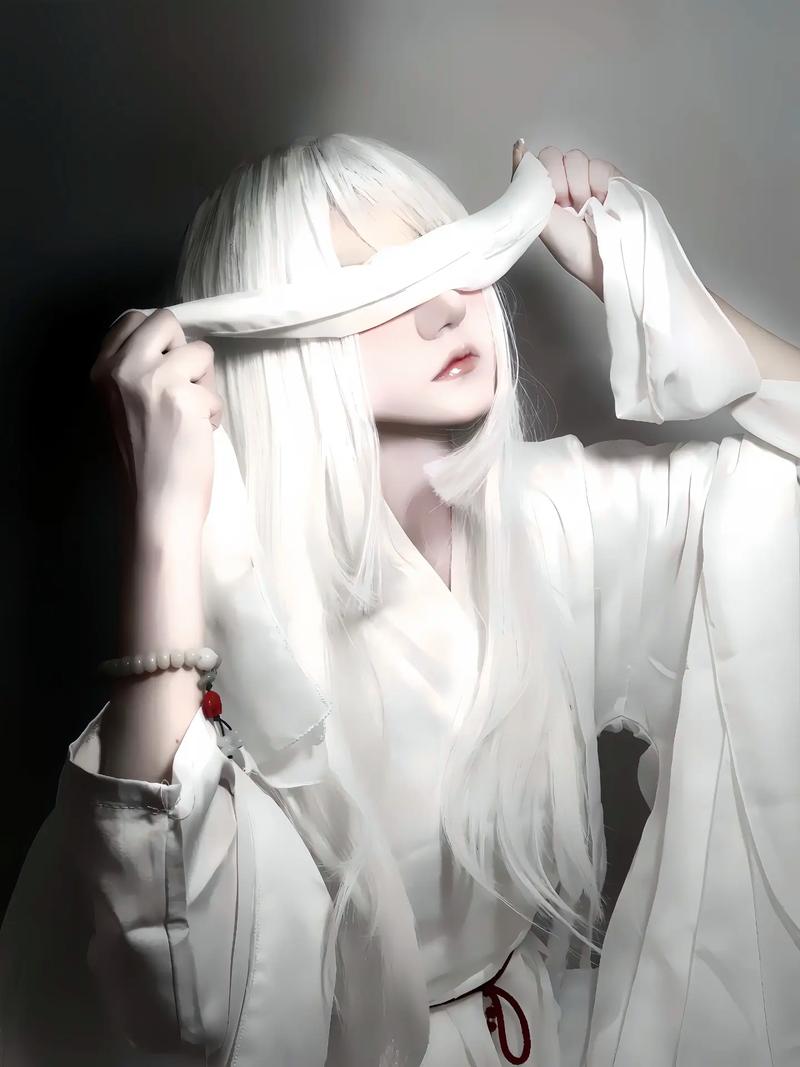 罕见coser小小白素颜照片，满足你对大神真实长相的好奇心！