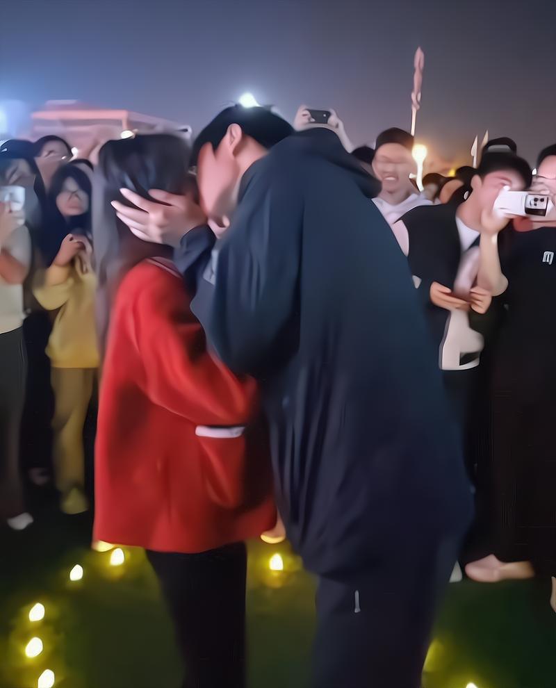 真的假的？高校男生当众表白被保安踢飞音响，现场视频流出！