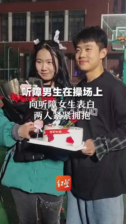 真的假的？高校男生当众表白被保安踢飞音响，现场视频流出！